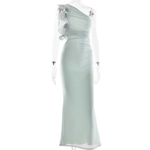 Détail de volants 3D sur une robe longue de soirée asymétrique bleu clair ajustée