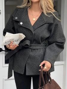 Elegante cappotto corto grigio scuro con cintura e revers per moda donna invernale