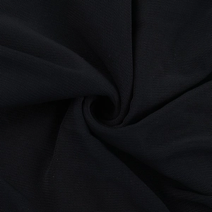 Vue macro détaillée montrant la texture du tricot en maille noire respirante du caraco
