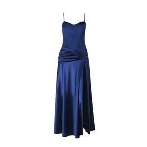 Détail de la robe en satin bleu marine montrant le décolleté cœur et les plis de taille