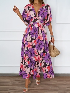 Detail eines böhmischen V-Ausschnitt-Blumenkleides mit violettem Stoff und hoher Taille