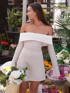 Robe courte à manches longues et épaules dénudées style français en blanc crème élégant
