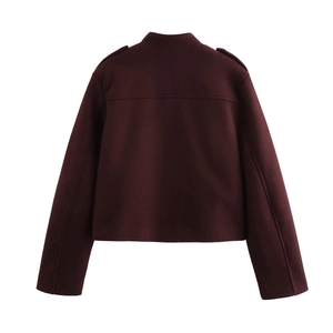 Vue arrière de la veste courte en laine bordeaux avec épaulettes et couture dorsale