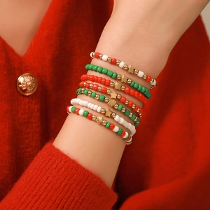 Détail du lot de bracelets de Noël avec perles rouges, vertes et étoiles dorées
