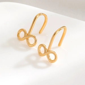 Gros plan d'une manchette d'oreille dorée à symbole infini au design minimaliste