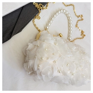 Détails de fleurs en dentelle 3D, perles fantaisie et chaîne dorée sur sac coquille blanc