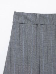 Vista macro di pantaloni grigi a righe blu con dettaglio su vita e passanti per cintura