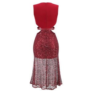 Vue arrière d'une robe de soirée bordeaux avec découpes à la taille et jupe à paillettes