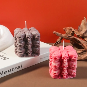 Artistieke schedelvormige kubuskaarsen in roze en paars voor Halloween woondecoraties