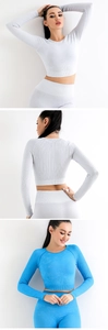 Detaillierte Rippstrick-Textur von Yoga-Set mit Langarm-Top und Leggings mit hoher Taille