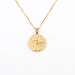 Détail du pendentif Vierge en or 18k montrant le symbole gravé et les bords moletés