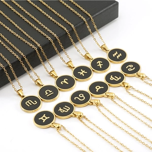 Collection de 12 colliers zodiacaux dorés avec pendentifs ronds noirs des constellations