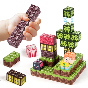 Jeu de construction créatif en pixels avec modules de maison, arbres et figurines de jeu
