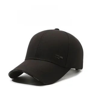 Detail der schwarzen Baseballkappe mit grauer FASHION NIJIA Seitenstickerei und Webkante