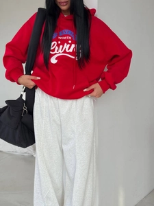 Felpa con cappuccio rossa con stampa da donna e pantaloni sportivi grigi larghi