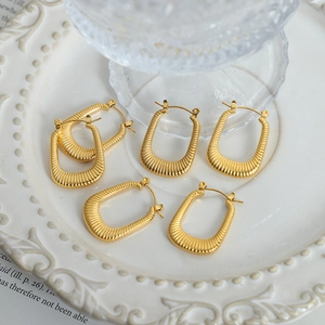 Orecchini a forma di U placcati in oro in acciaio inossidabile con design geometrico