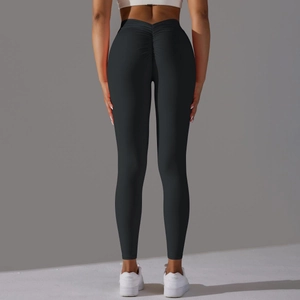 Détail de la couture froncée et de la taille haute du legging de yoga noir