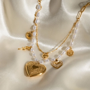 Collier médaillon avec perles et pendentif coeur doré sur soie