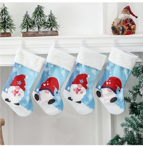 Lot de quatre chaussettes de Noël avec motifs de nains sans visage sur la cheminée