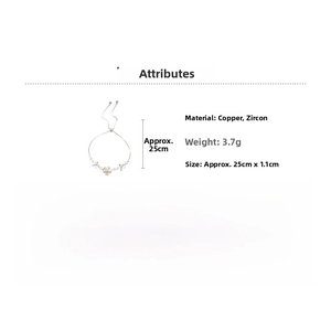 Détail macro d'un bracelet fleur en zircone avec chaîne réglable et dimensions du produit