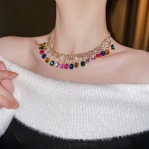 Collier doré style français avec cristaux colorés et détails de franges en strass