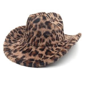 Détail de la texture en peluche léopard et du large bord du chapeau de cowboy