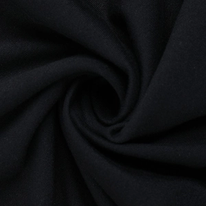 Détail macro du tissu noir de la robe en dentelle montrant la texture et le drapé