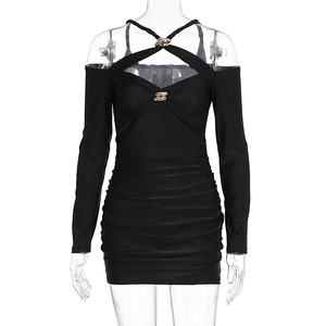 Detail des gerafften schwarzen Minikleids mit Cut-out-Ausschnitt und Metallringen