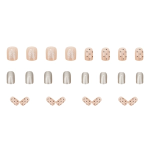 Faux ongles courts carrés roses avec paillettes argentées et motifs à pois noirs