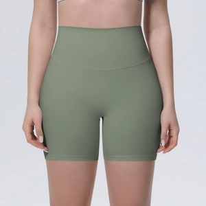 Gros plan d'un short de yoga vert olive à taille haute avec gainage abdominal sans couture