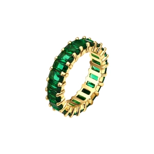 Bague en cuivre plaqué or 18 carats avec zircons vert émeraude sur un fond blanc neutre