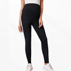 Détail du legging de maternité noir taille haute avec bandes latérales de soutien