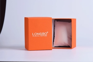 Dettaglio di una scatola per orologi arancione con logo LONGBO e cuscino in seta bianca