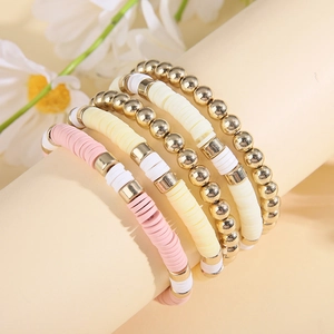 Détail du lot de 5 bracelets élastiques bohèmes avec perles heishi et billes dorées