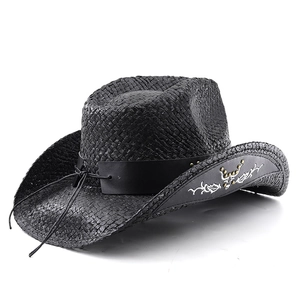 Détail d'un chapeau de cowboy noir avec broderie blanche et rivets en laiton sur le bord