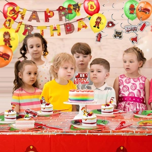 Décoration fête anniversaire pompier avec ballons rouges et bannière de fête