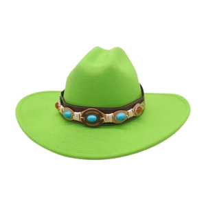 Detalle de sombrero de fieltro verde neón con banda de cuero marrón y piedra azul