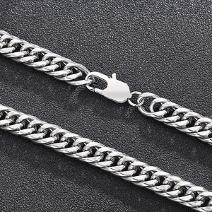 Détail d'un collier à maillons en acier titane argenté avec fermoir mousqueton