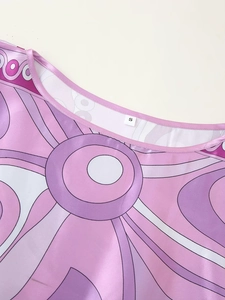 Detail des Rundhalsausschnitts der lila Satinbluse mit Vintage-Wirbelmuster