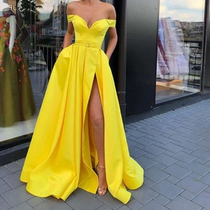 Robe de soirée élégante en satin jaune avec col en V, épaules dénudées et fente latérale haute