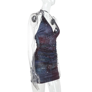 Détails de fronçage à cordon et décolleté dos nu sur une mini robe à dégradé