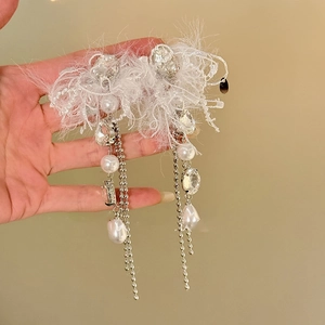 Boucles d'oreilles en argent avec pompons en plumes, perles et cristaux au design élégant