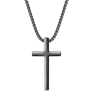 Vue détaillée d'un pendentif croix en acier inoxydable noir avec une chaîne à maillons fins