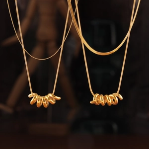Minimalistische goldene Schlangenkette mit Ringanhänger für elegante Pendler-Accessoires