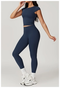 Detail of navy blue slim fit yoga set with high waist leggings and short sleeve top