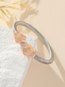 Dettaglio del bracciale a corda d'argento con terminali a fiore oro rosa su pietra
