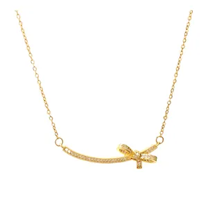 Collier nœud doré élégant avec zircons micro-pave et barre courbée sur chaîne fine