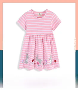 Détails d'une robe rayée rose pour fille avec broderie fine de lapin et de fleurs