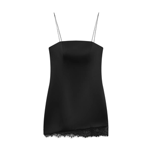Robe nuisette élégante en satin noir avec fines bretelles et dentelle délicate à l'ourlet