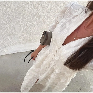 Robe longue blanche élégante à col en V avec broderie florale 3D et boutonnage simple